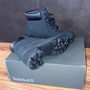 Selling a pair of black timberlands size six. Never been worn.